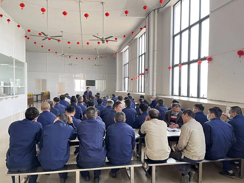 公司员工开会.jpg